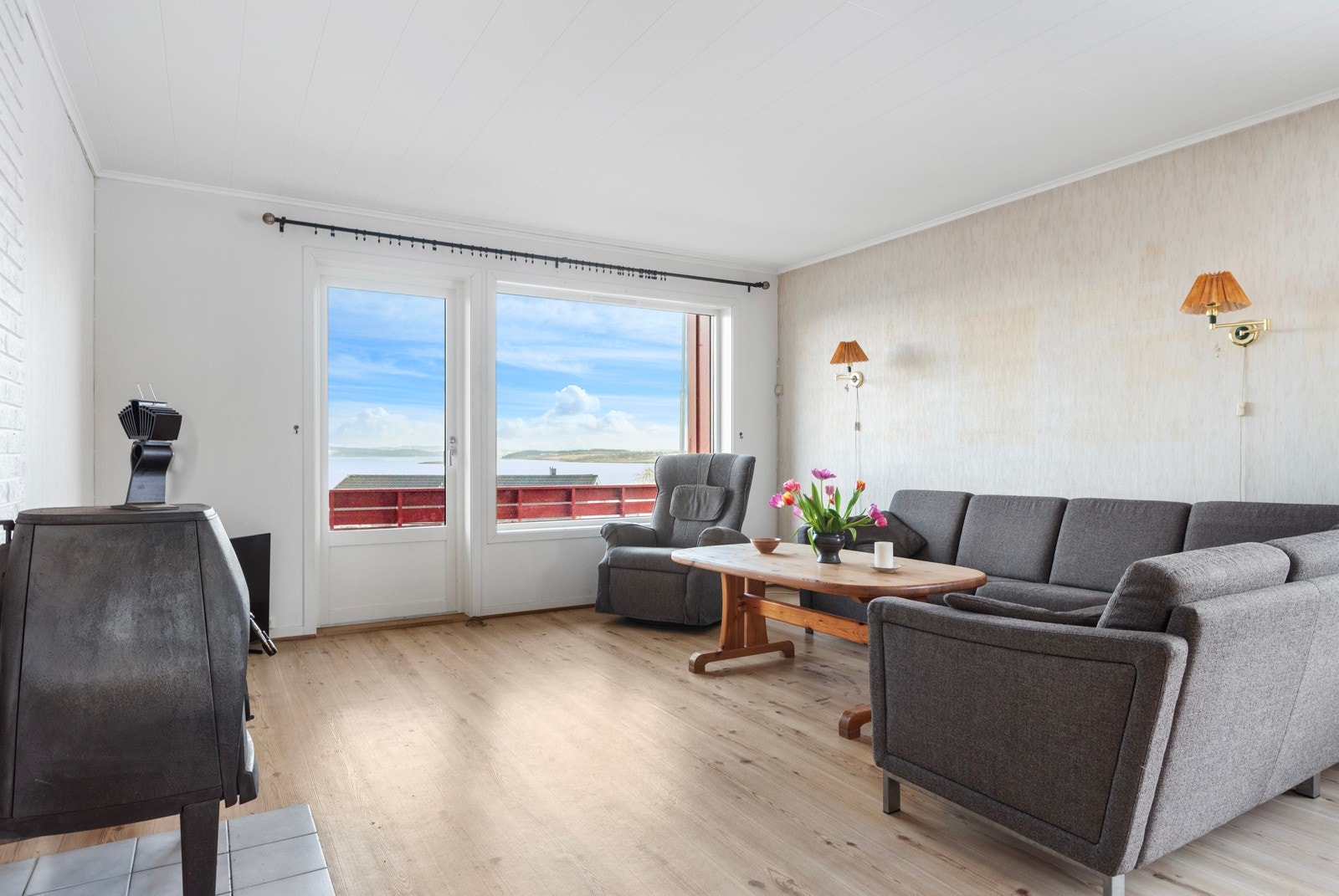 Vedfyring i tillegg til varmepumpe og elektrisk oppvarming. Galleribilde