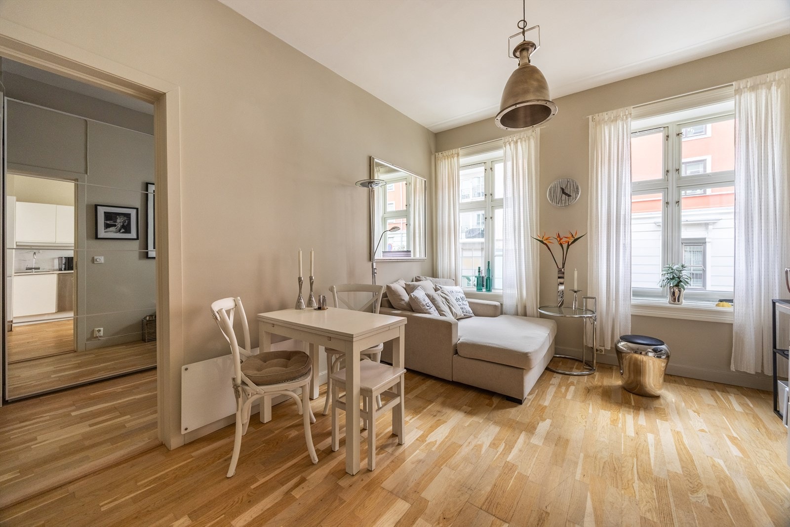 Lys og fin 3-roms med god takhøyde, god standard og praktisk planløsning. Fin og rolig beliggenhet med nærhet til alt. Galleribilde