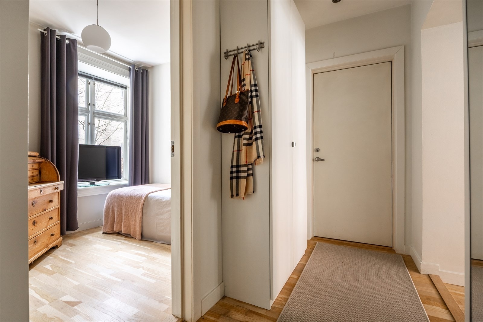 Romslig entré Galleribilde