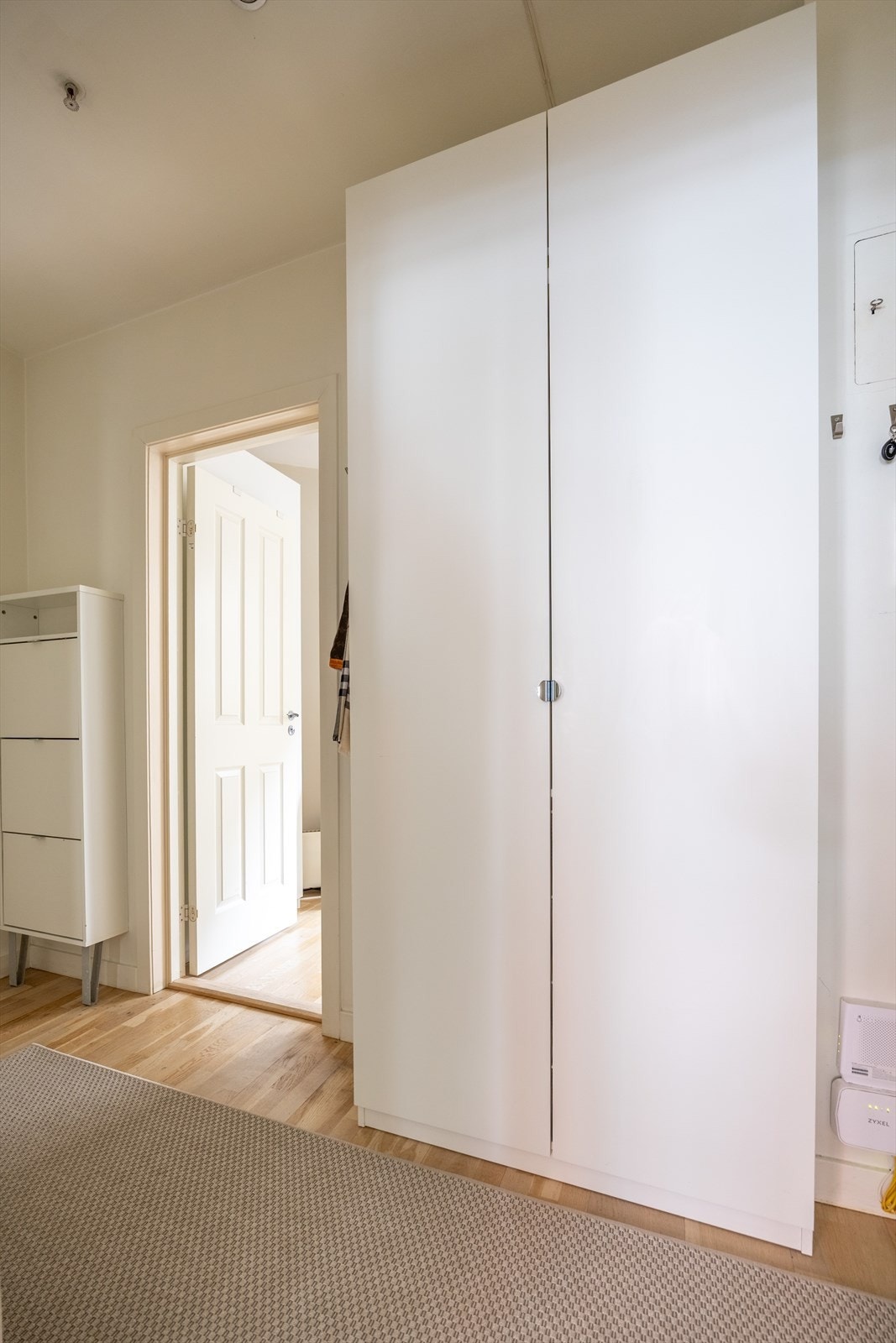 Garderobeskap i entré medfølger Galleribilde