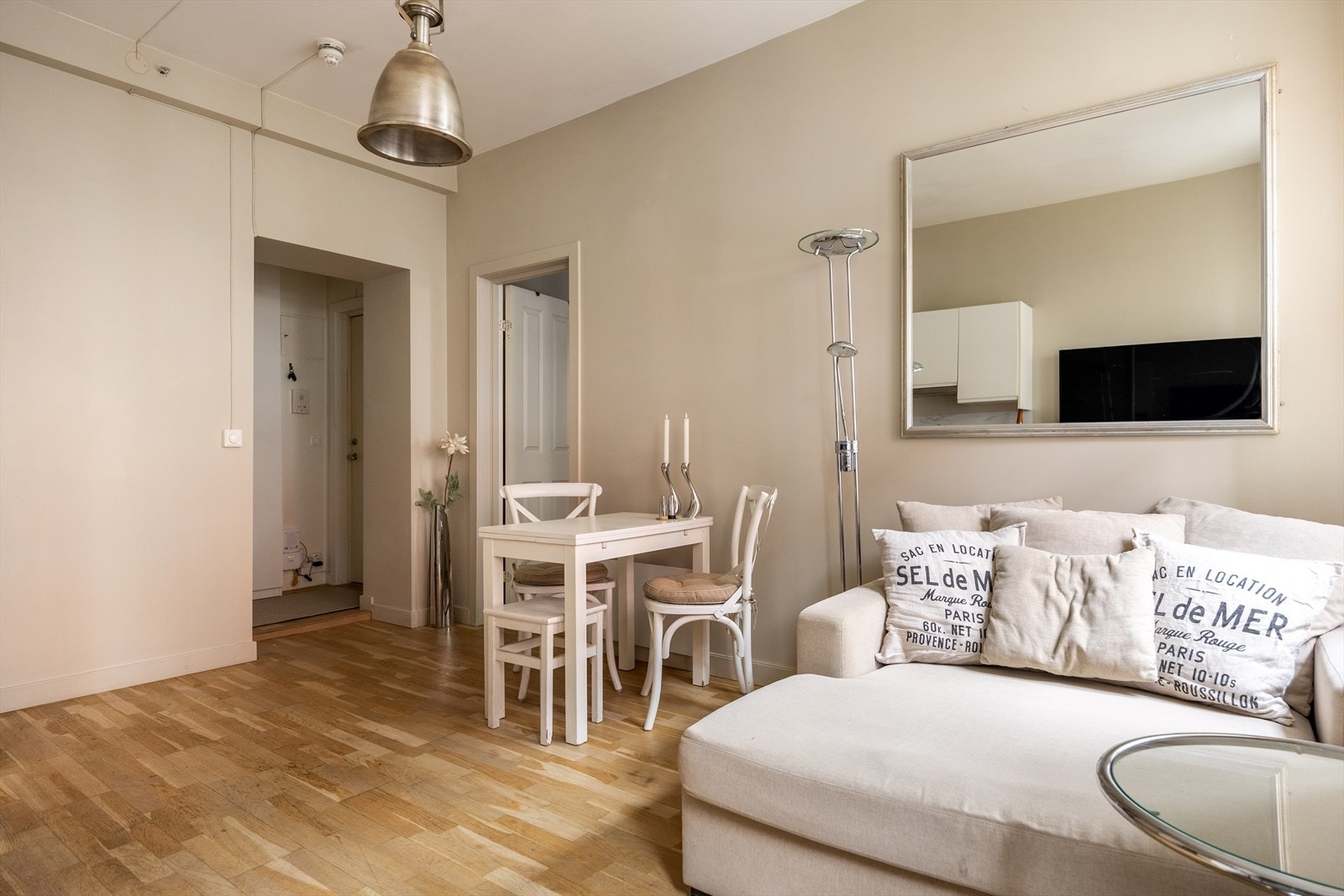 Romslig stue med plass til sofagruppe og spisebord Galleribilde