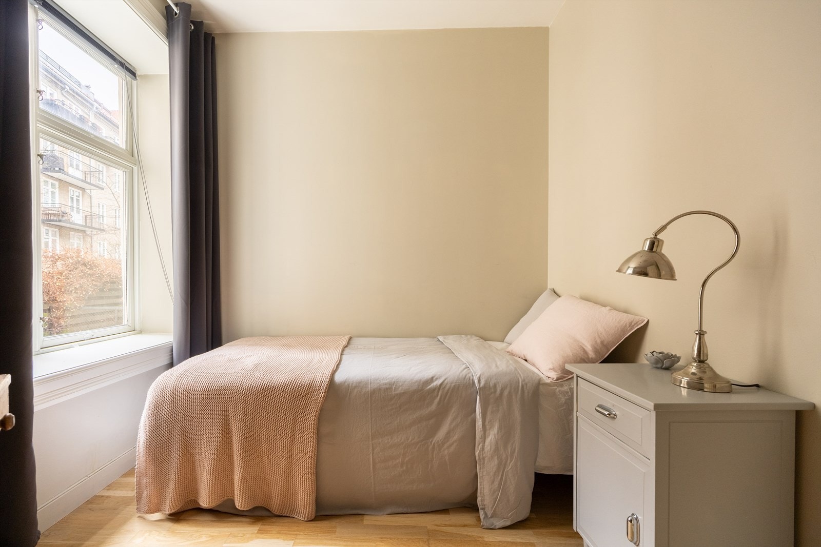 Soverom 2 er også av god størrelse med plass til seng og garderobeskap Galleribilde