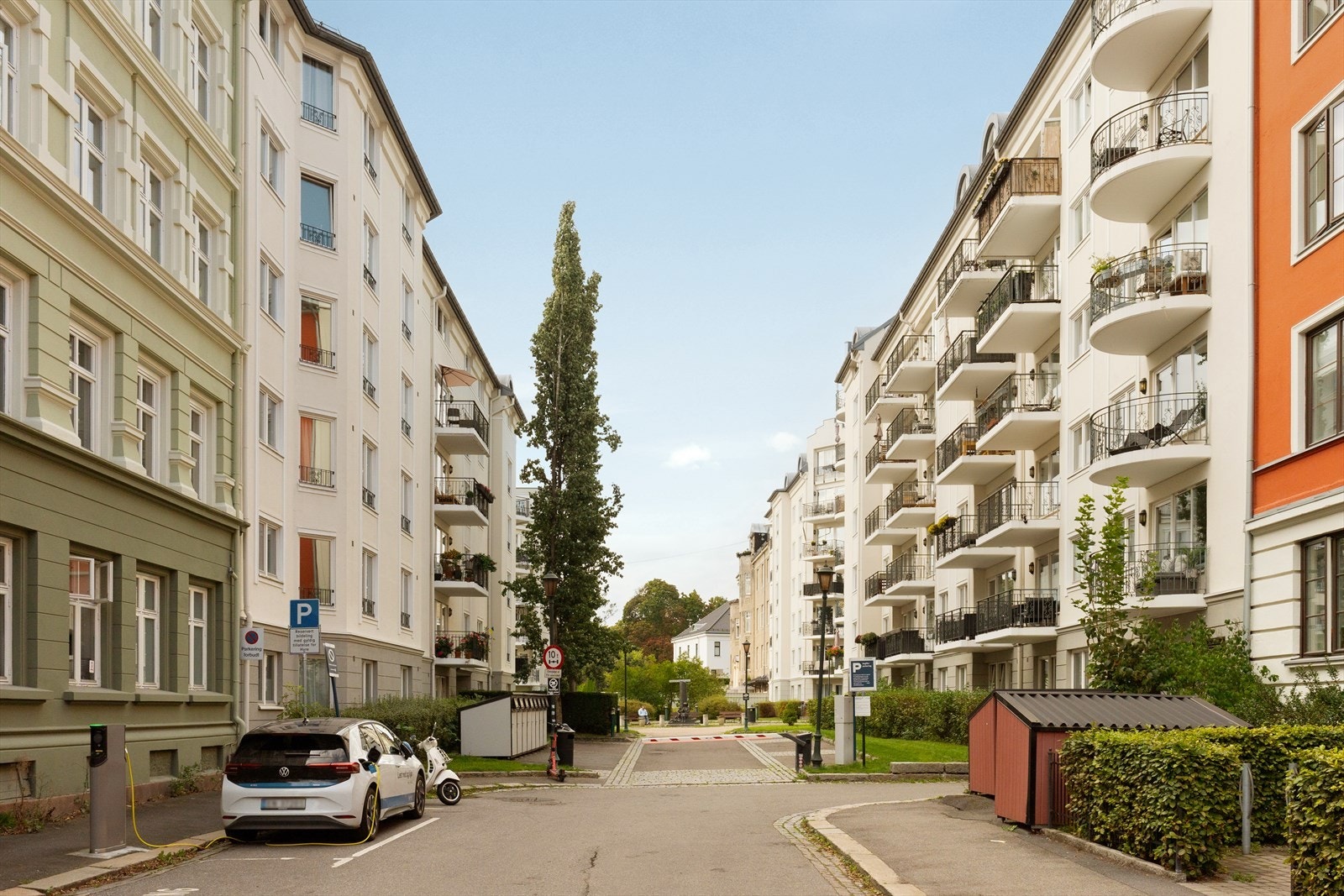Her bor du stille og tilbaketrukket i blindvei, samtidig med alt man trenger og litt til innen kort gangavstand. Velkommen til Lindemans gate! Galleribilde