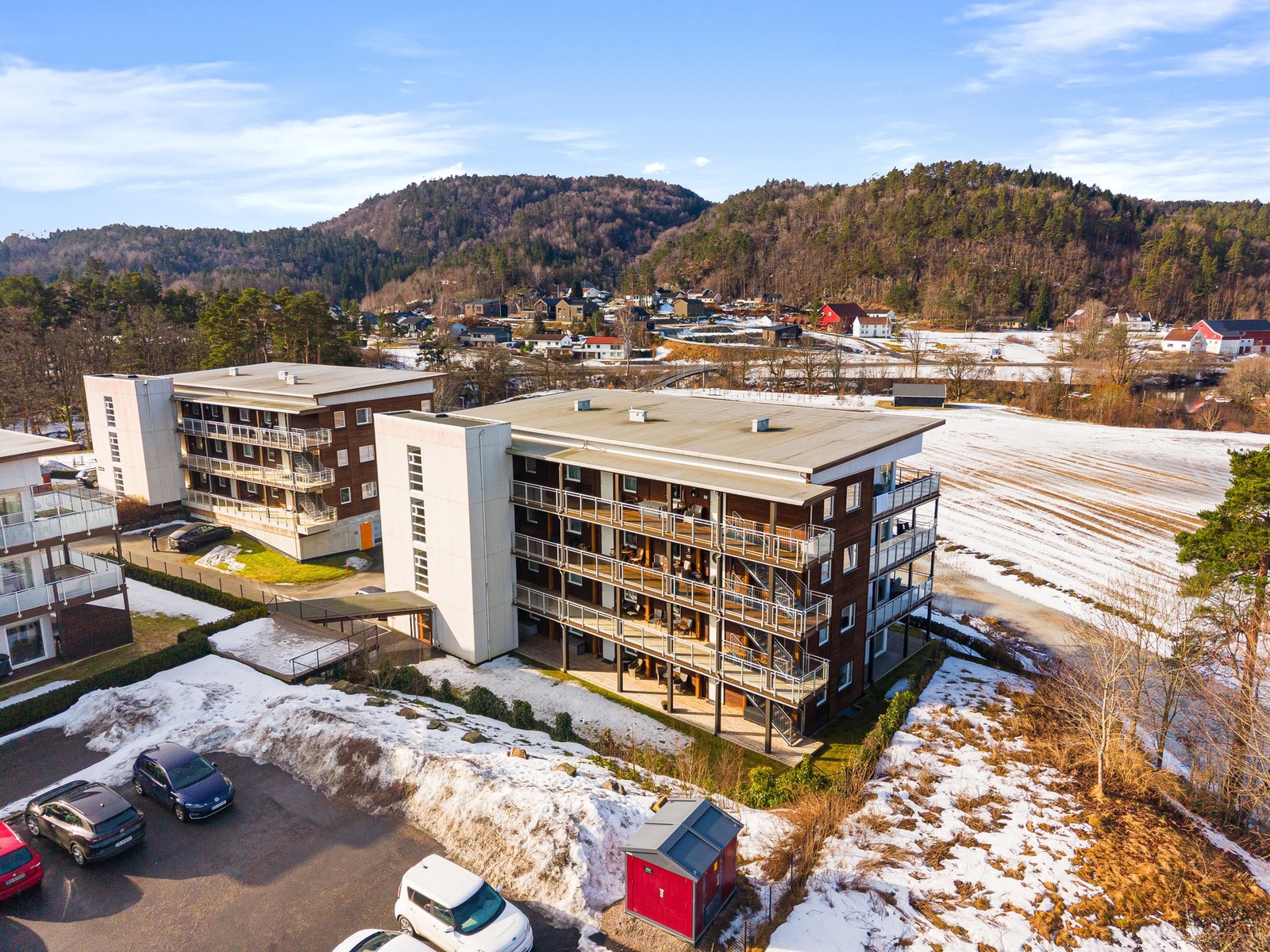 - Fra leiligheten er det også nærhet og gåavstand til Nodeland sentrum, hvor du har togstasjon, butikker, apotek, legesenter og spisesteder - Galleribilde