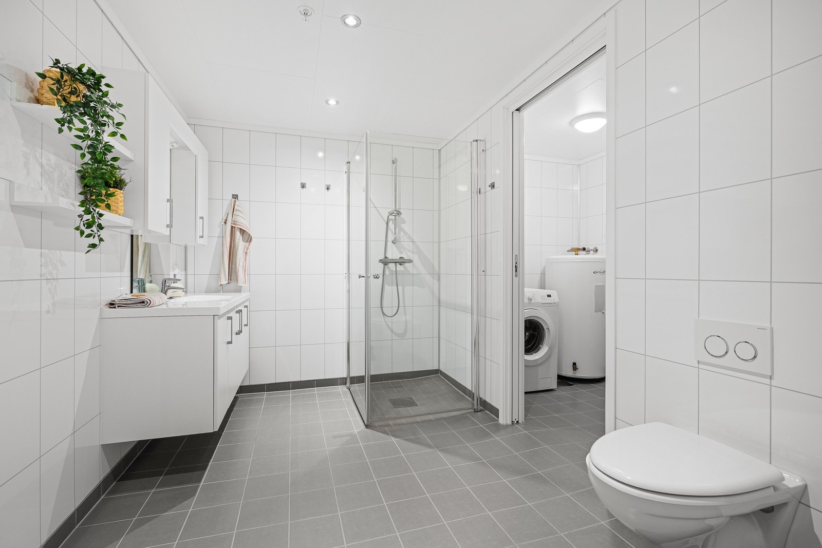 - Meget pent og romslig bad med eget rom og opplegg for vaskerom/vaskemaskin - Galleribilde