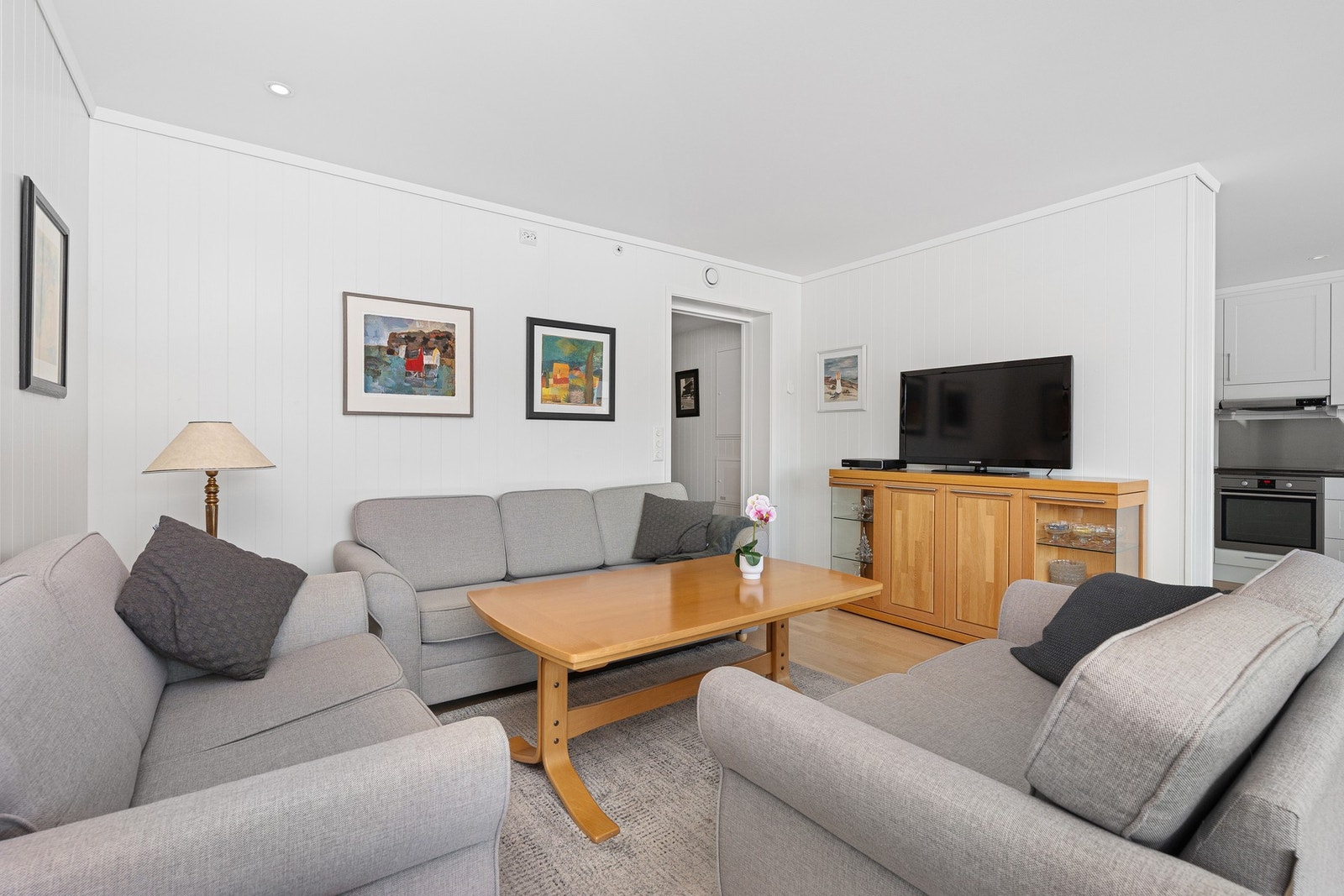 - Alle overflater er lysmalte og det er spotter i tak som gir fin belysning - Galleribilde