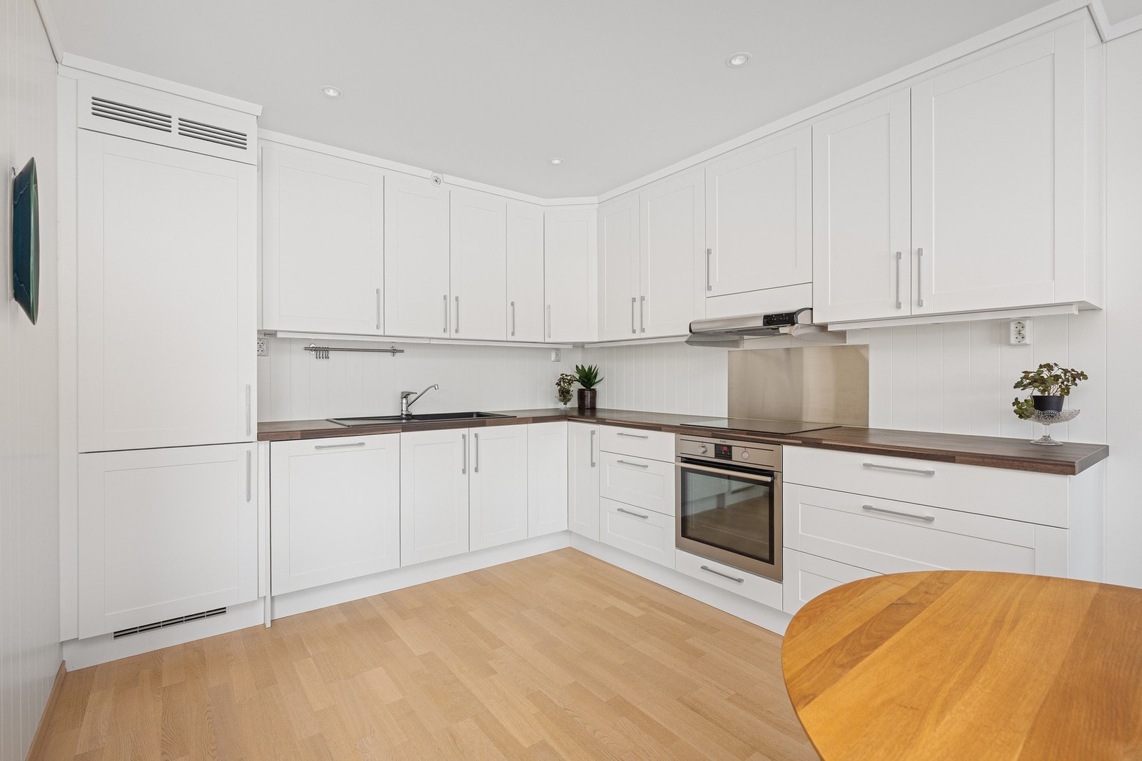 - Moderne og tidsriktig kjøkken med innredning fra IKEA | Kjøkkenet er også godt utnyttet med bra benk/skapplass og alle hvitevarer er også integrert - Galleribilde