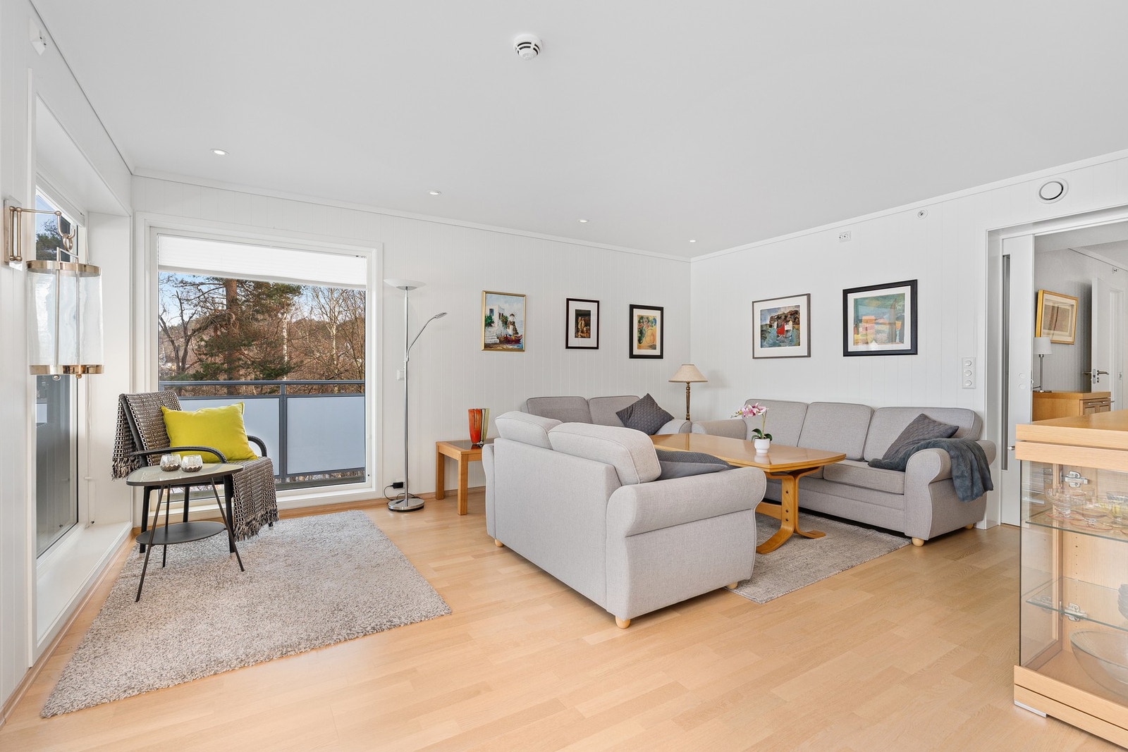 - God og romslig stue med plass til sofagruppe og tilhørende møbler - Galleribilde