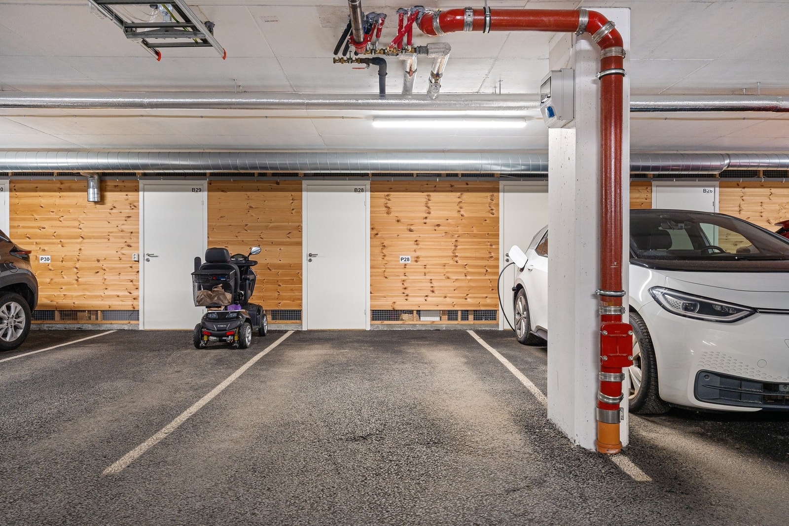 - Leiligheten har egen fast garasjeplass i lukket anlegg | Kjempe grei bod også rett med parkeringsplassen - Galleribilde