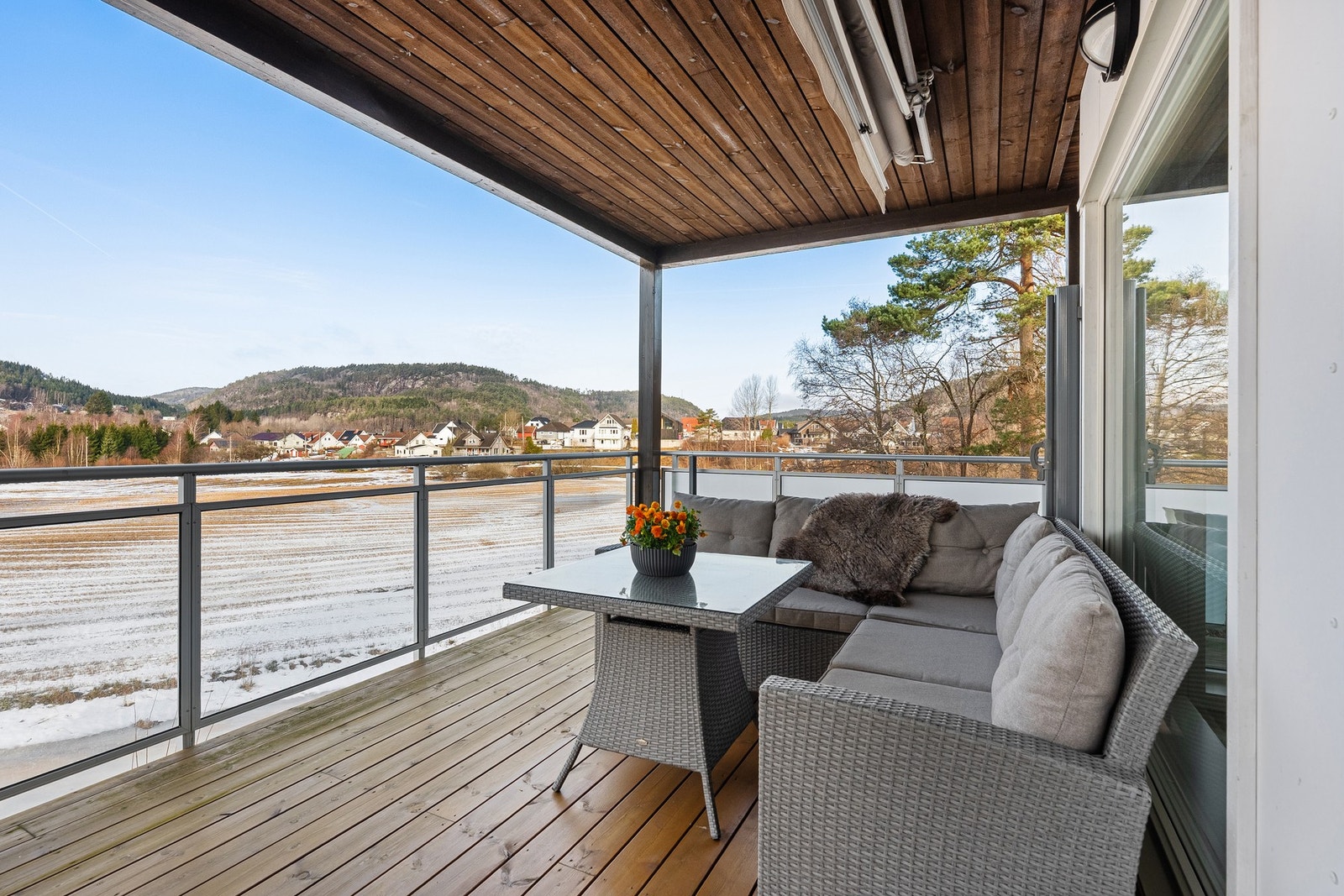 - Terrassen går også rundt bygget, som gjør at man har fantastiske solforhold | Det er installert utvendig markise i tak og uttrekkbar sidemarkise for de varmeste dagene - Galleribilde