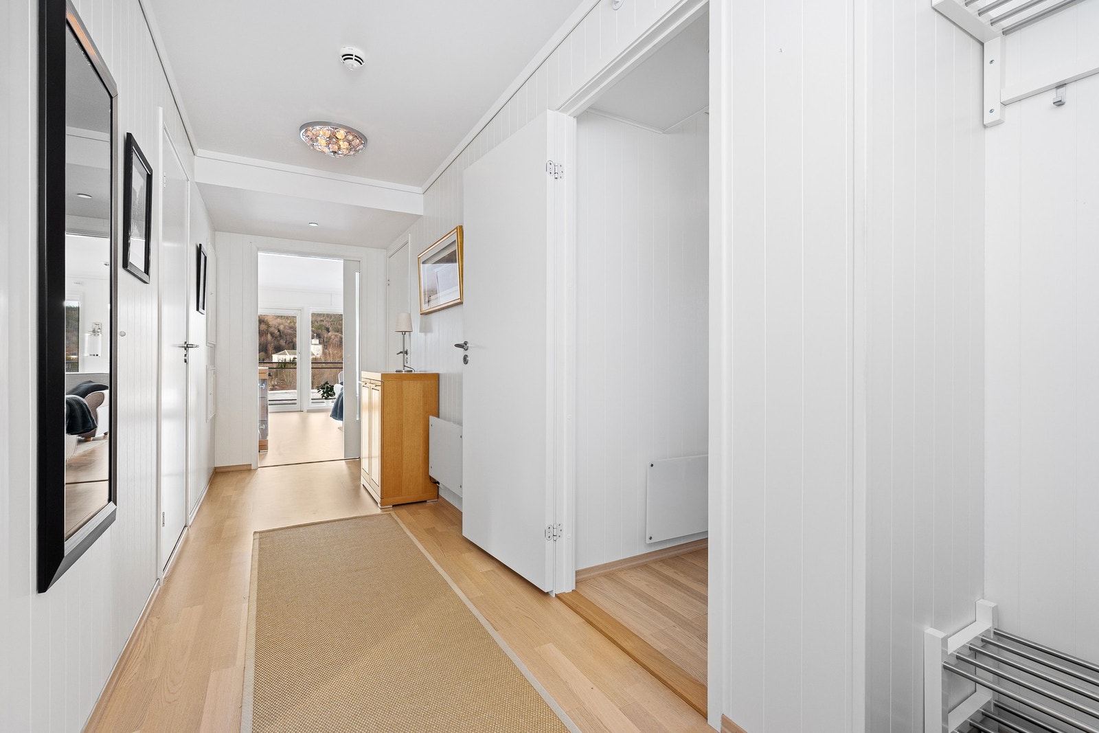 - Fint lysinnslipp fra leiligheten i det du kommer inn døren | Fin og romslig planløsning - Galleribilde