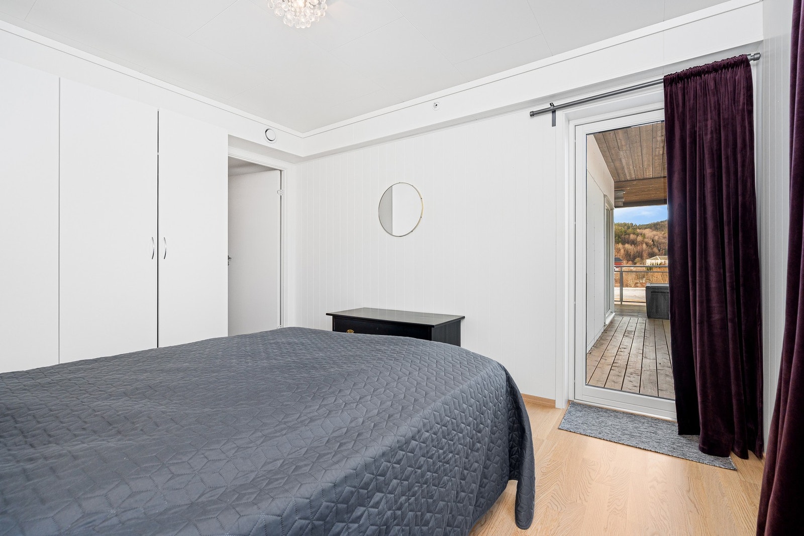 - Fra soverommet er det også utgang til terrassen - Galleribilde