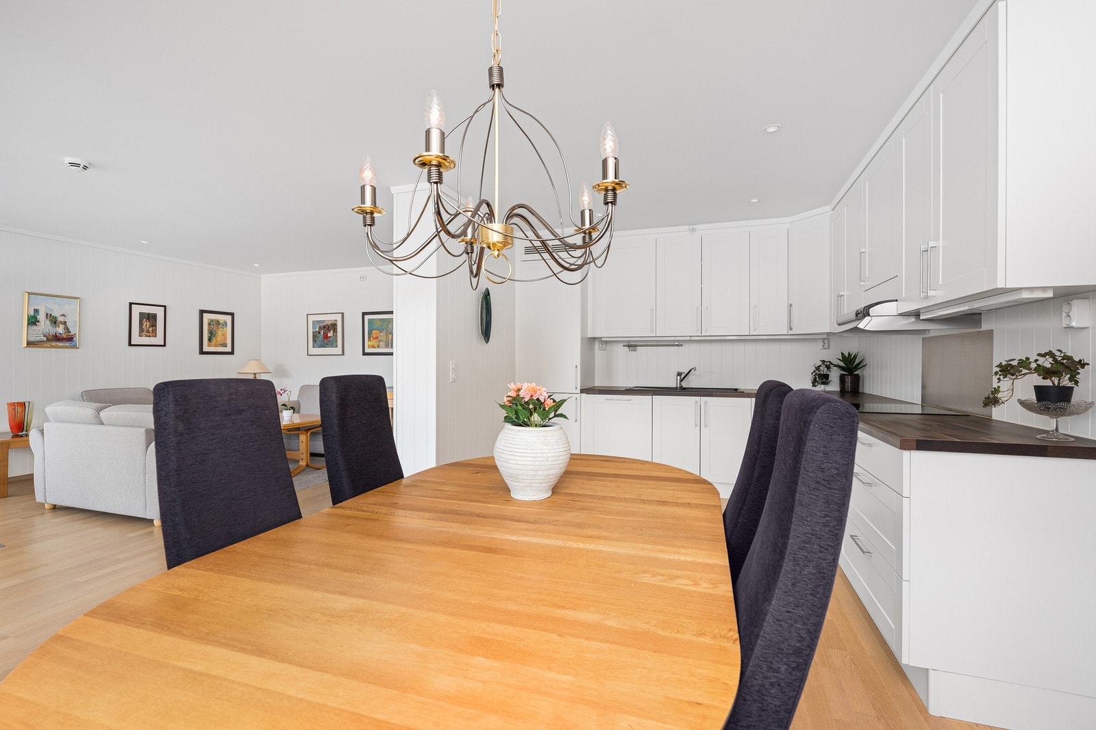 - God plass til spisebord | Nærme kjøkken, som også gjør det enkelt for servering - Galleribilde