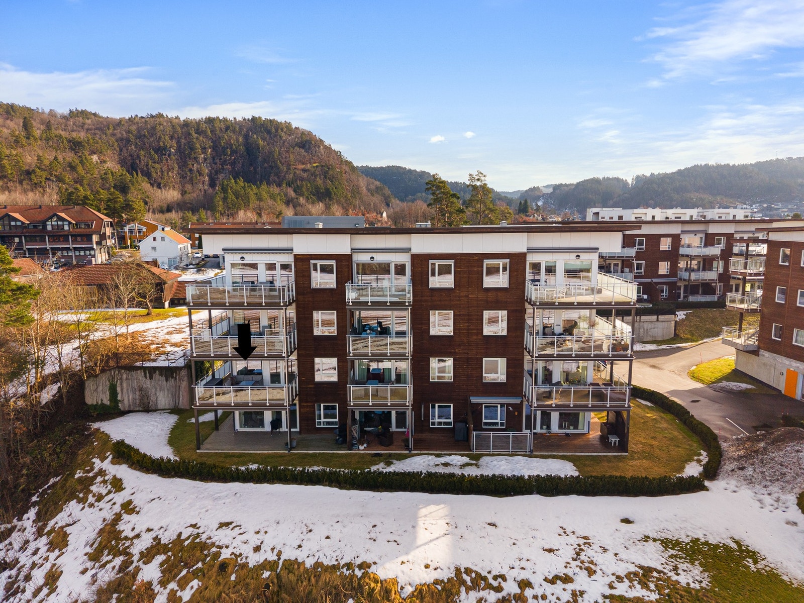 - Leiligheten og bygget har god beliggenhet i første rekke og på enden | Svært usjenert og rolig plassering - Galleribilde