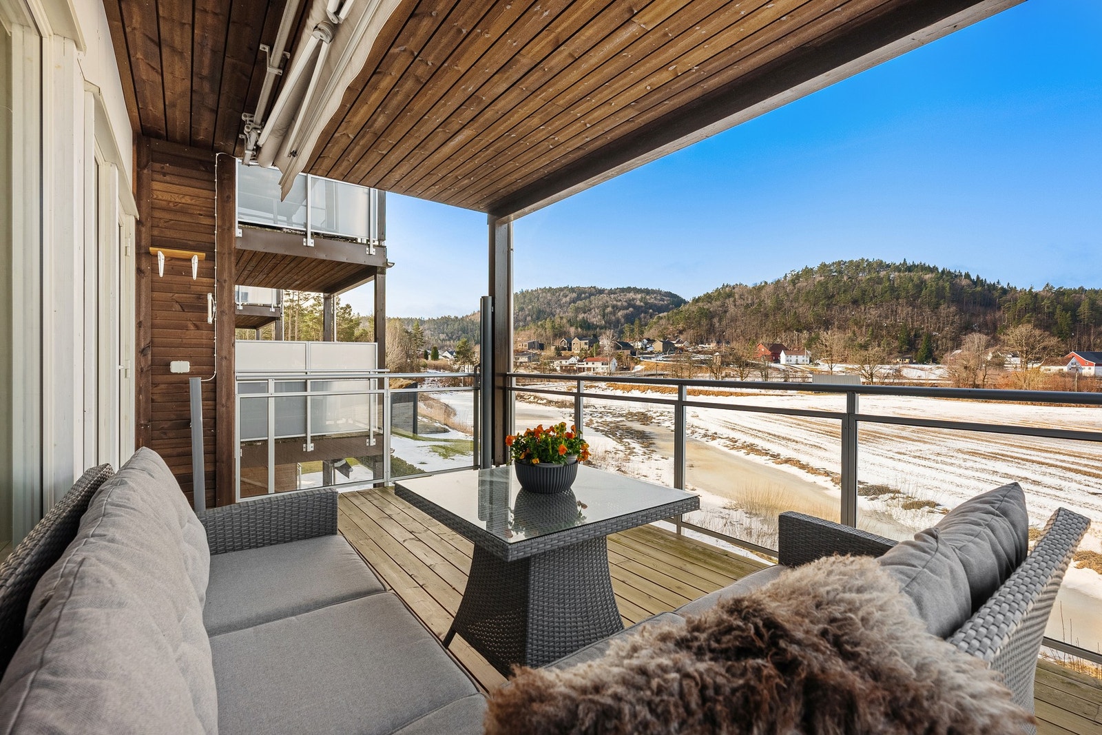 - Fra stuen er det direkte utgang til solrik og overbygd terrasse som måler hele 32kvm - Galleribilde