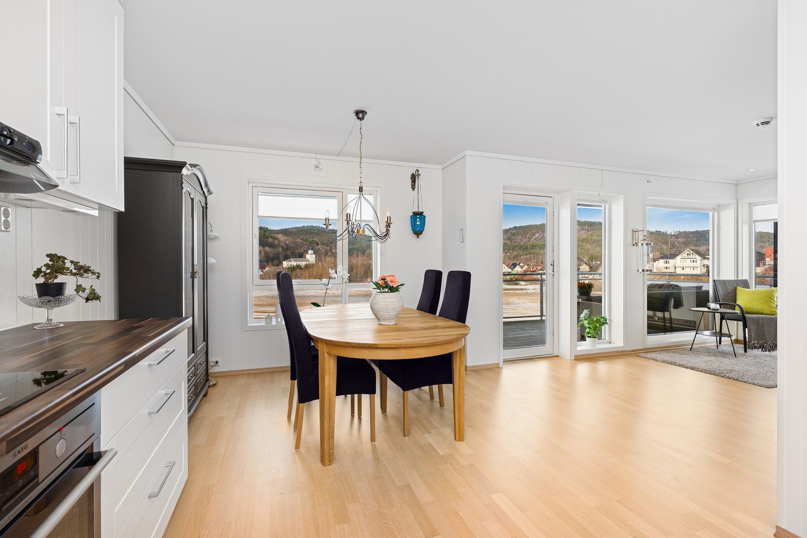 - Flere og store vindusflater som gir naturlig lysinnslipp - Galleribilde