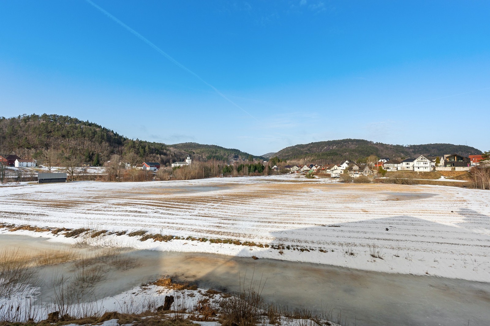 - Leiligheten ligger i rolige og landlige omgivelser, men med nærhet til butikk, legesenter og det man skulle ha behov for i hverdagen - Galleribilde