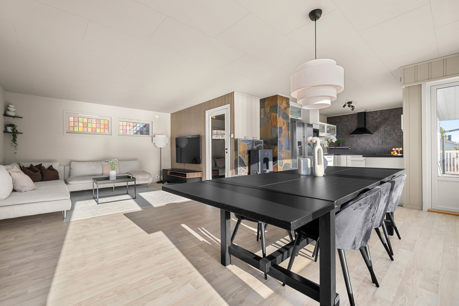 Det er god plass til et større spisebord med plass til hele familien. Galleribilde