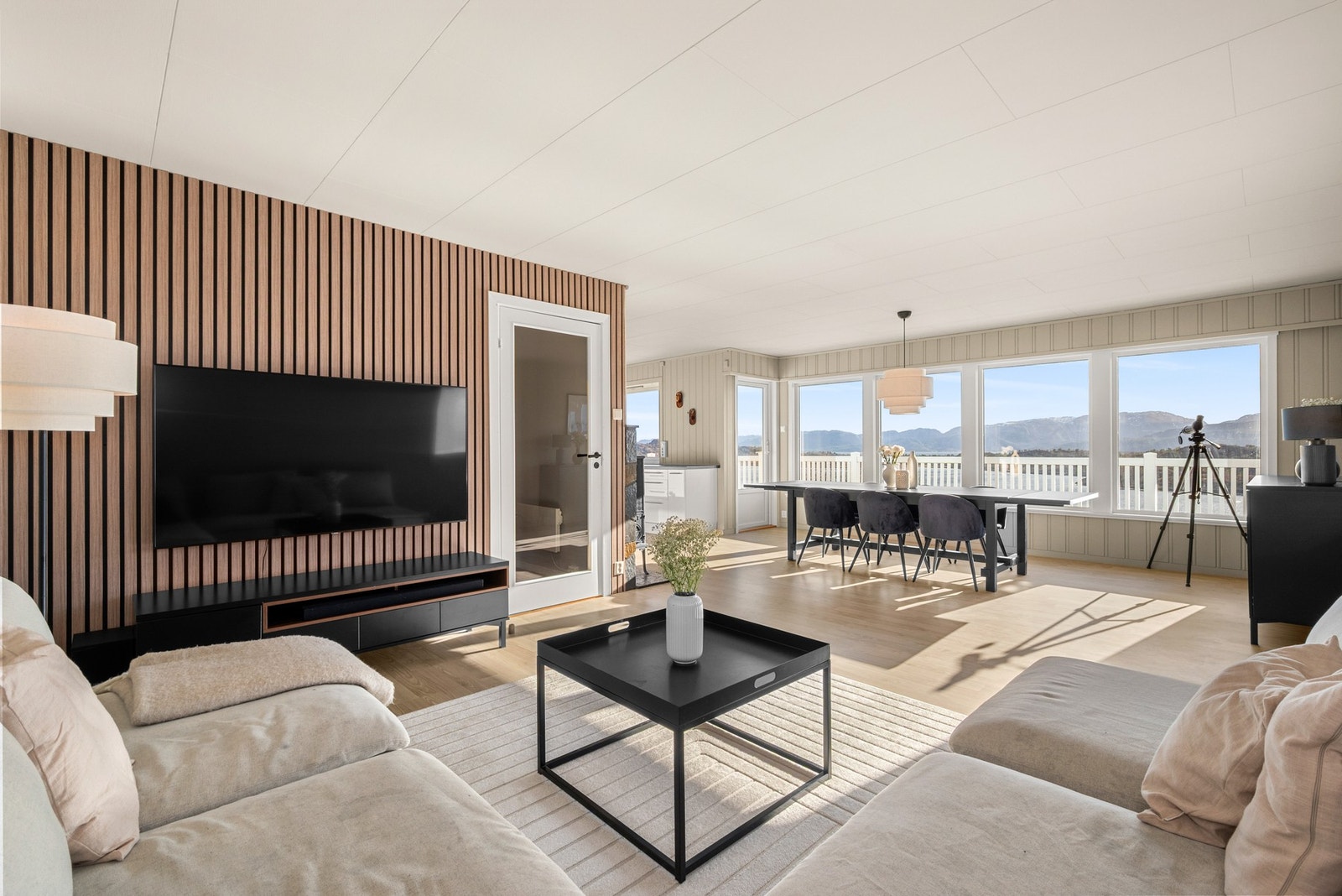 Lys og innbydende stue med store vindusflater som slipper inn rikelig med dagslys og gir en fantastisk utsikt. Galleribilde