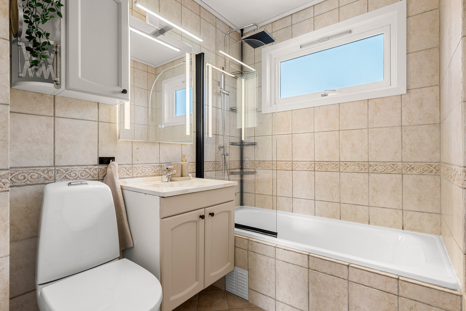 Badet er på 4 kvm., og består av badekar, toalett og servantinnredning. Galleribilde