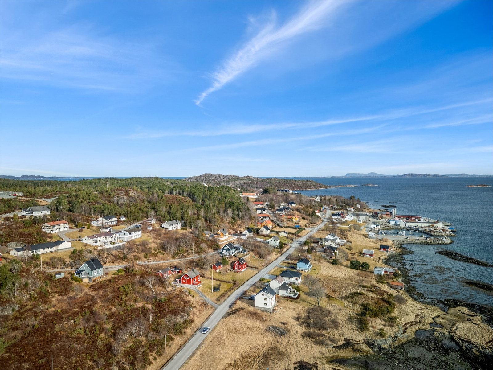 Videre er det ca. 2,5 km til Strand oppvekstsenter som har barnehage og skole. Butikken ligger ca. 4 km fra boligen. Galleribilde