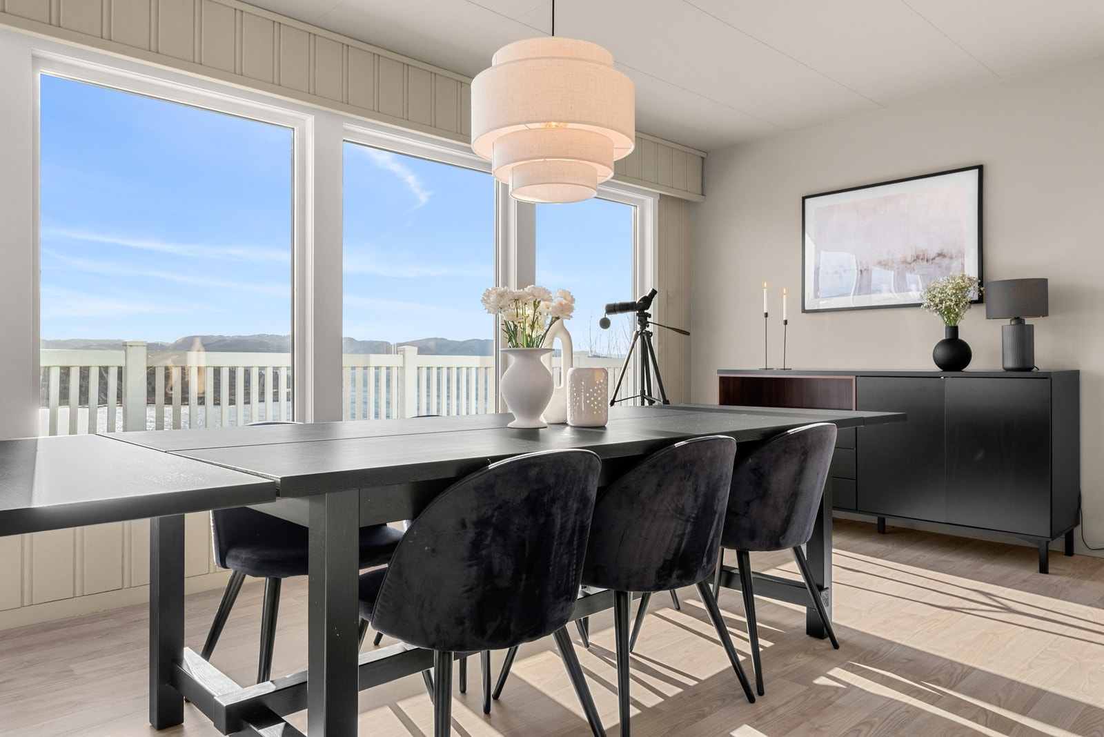 Stue/spisestue byr på en fantastisk utsikt over Trondheimsleia. Galleribilde