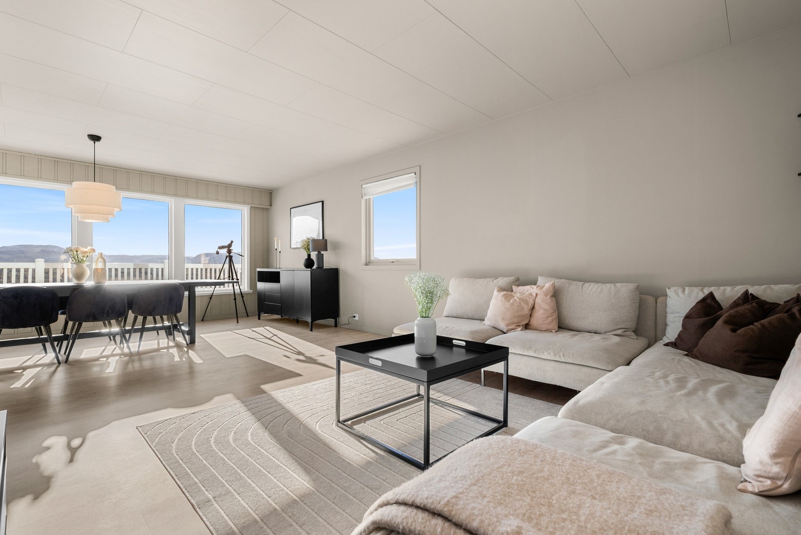 Boligen har en svært god planløsning som gir rom for å innrede i ulike soner. Galleribilde