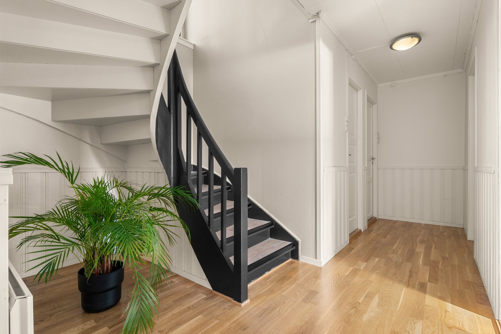 I underetasjen finner du soverom, kjellerstue og godt med lagringsplass i boder. Galleribilde