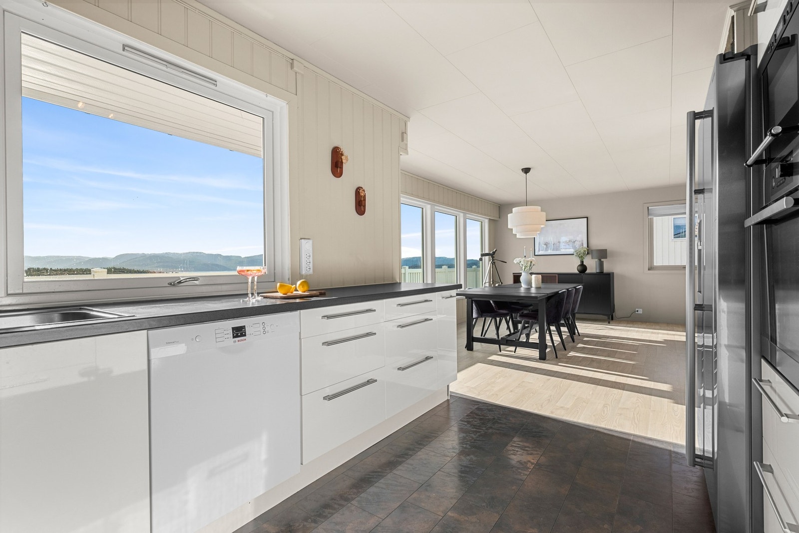 Her kan man lage god mat samtidig som man kan nyte den fantastiske utsikten. Galleribilde