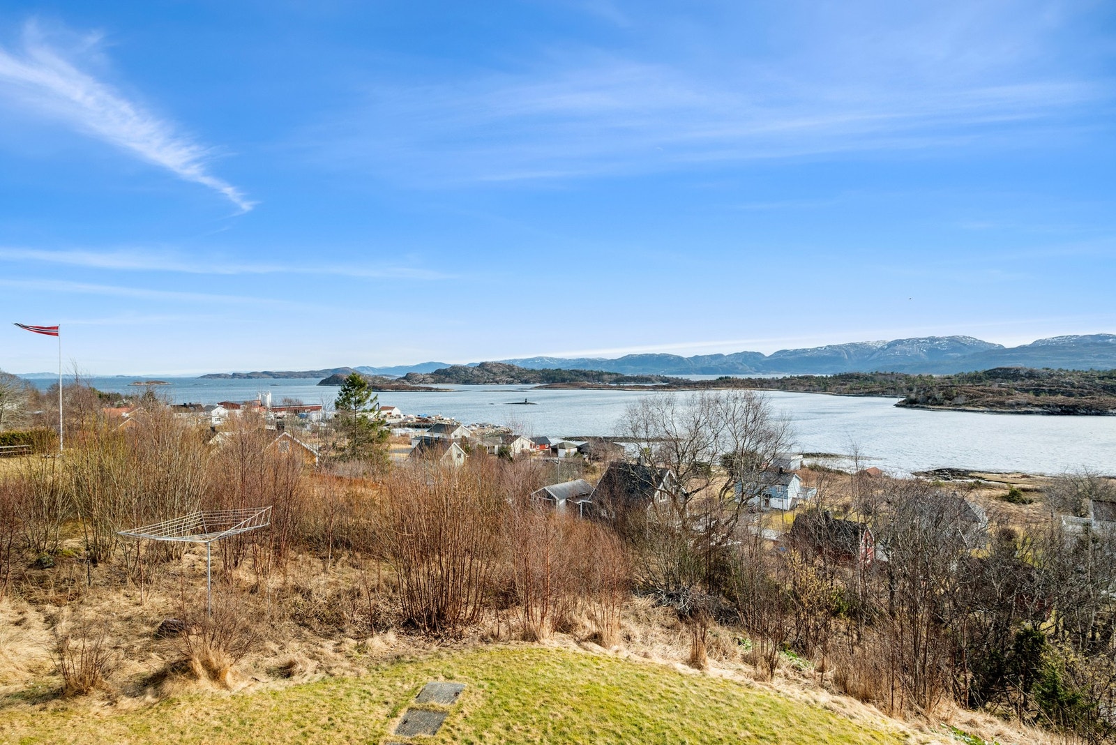 Det er kort vei til fine turområder som Brannan og Laksestien. En gåtur unna finner man også Børøysund Marina. Galleribilde