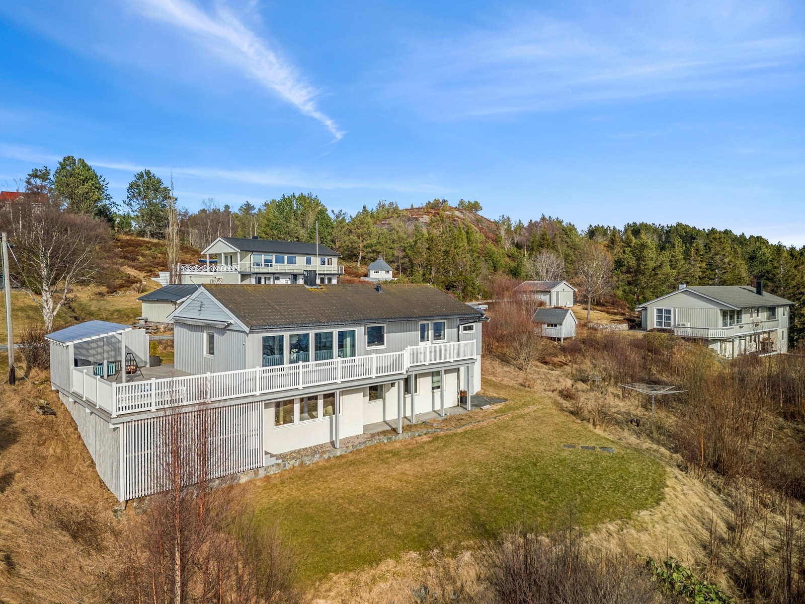 Parkering i garasje, samt på egen tomt. Det er også installert el-billader på eiendommen. Galleribilde