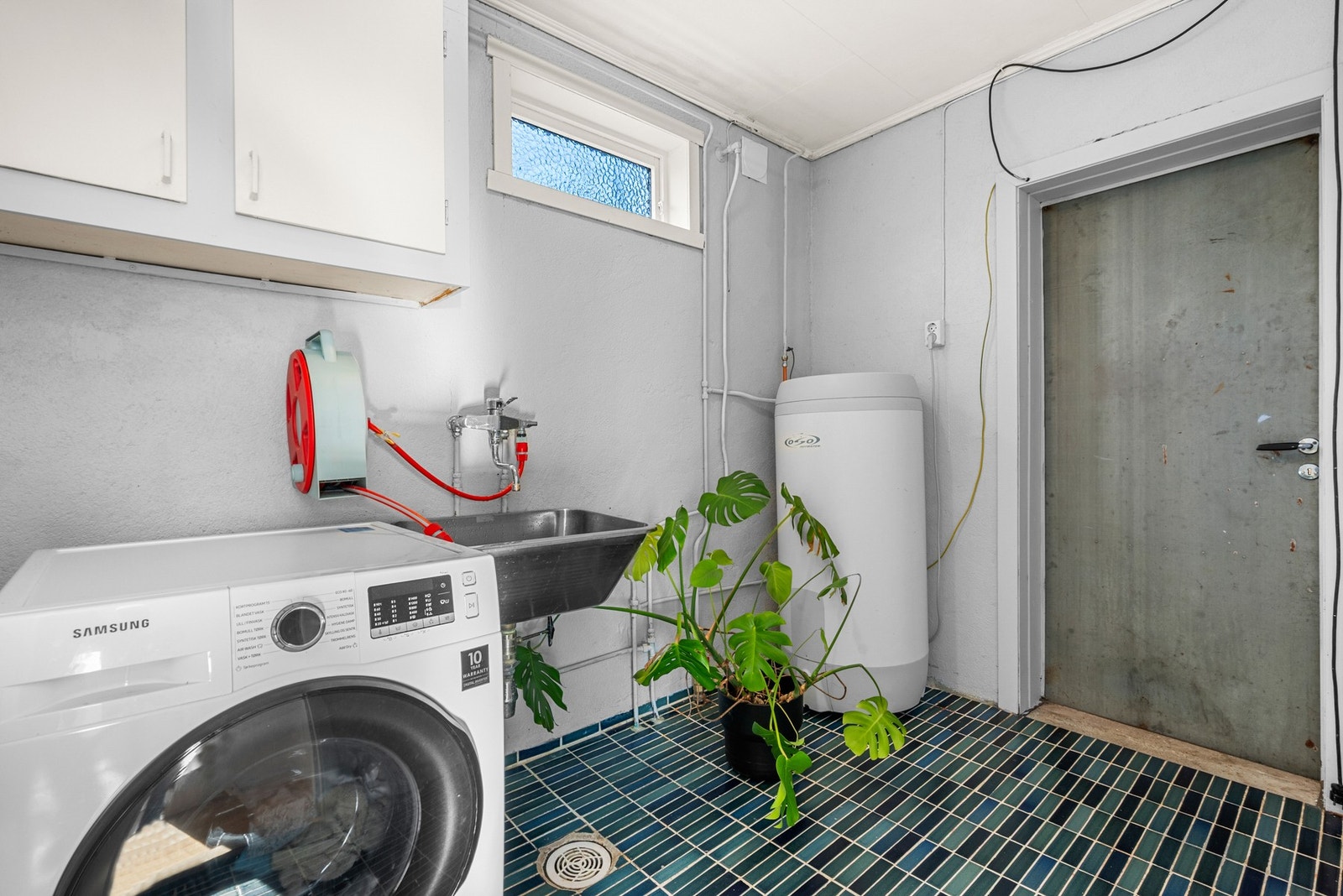 Fullt utstyrt vaskerom, samt varmtvannstank på 200 L. Fra vaskerommet er det utgang til bod på 15 kvm. Galleribilde