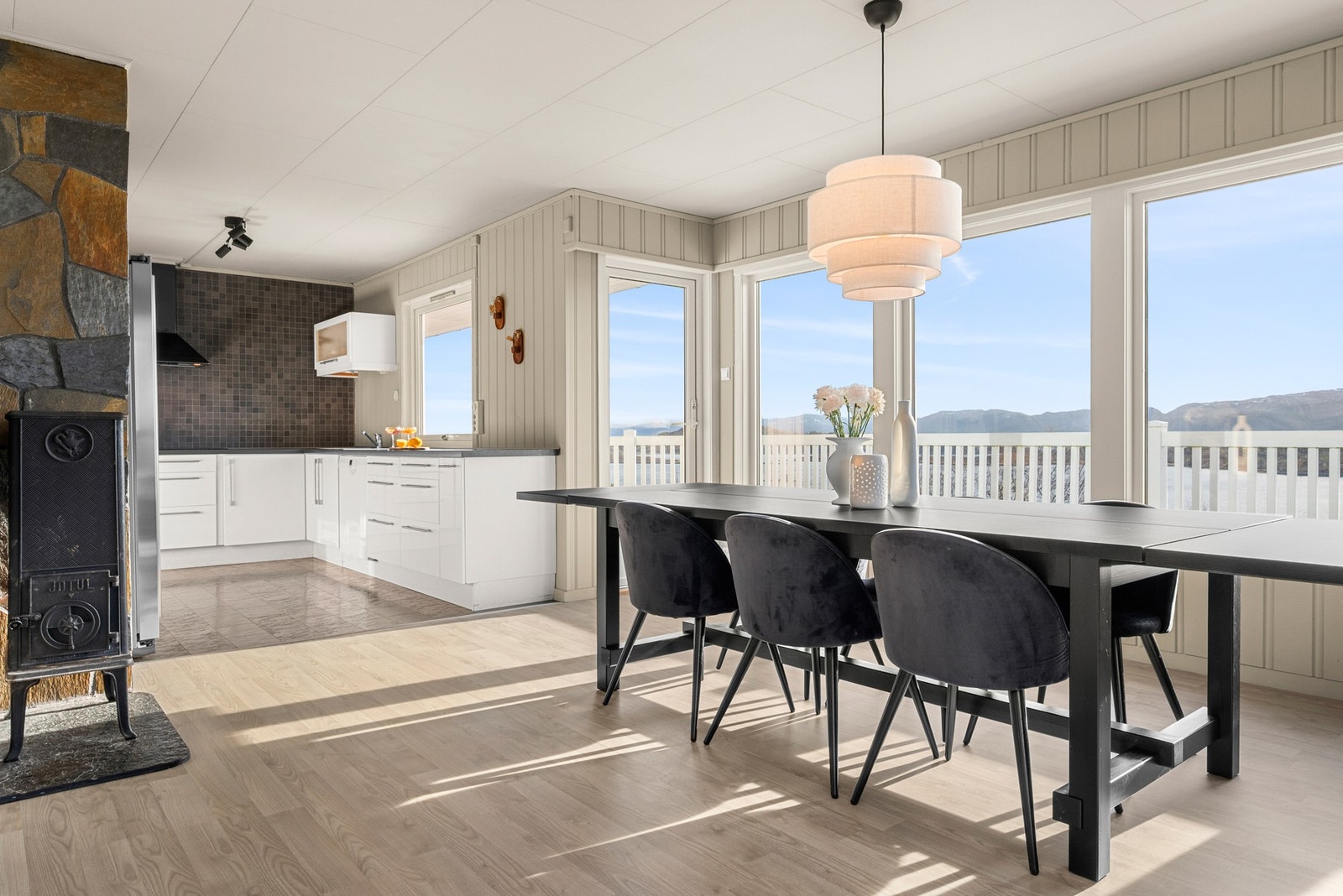 Fra stuen har man utgang til romslig veranda som strekker seg rundt store deler av boligen. Galleribilde