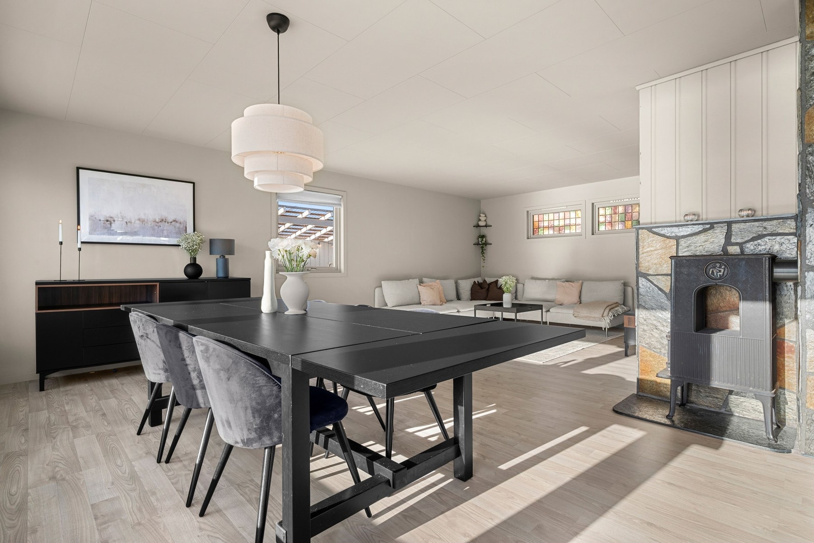 Boligen varmes opp gjennom vedfyring og elektrisitet, dette sørger for en behagelig atmosfære året rundt. Galleribilde