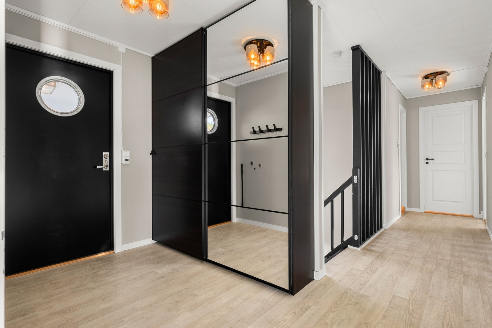 Romslig entrè med gode oppbevaringsmuligheter. Galleribilde