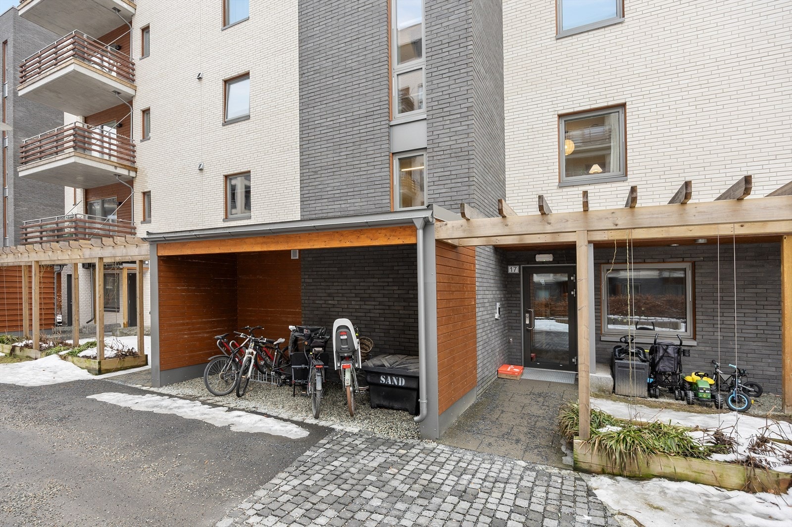 Bygget har heis til alle etasjer, inkludert garasjeanlegget og bodområdet. Galleribilde