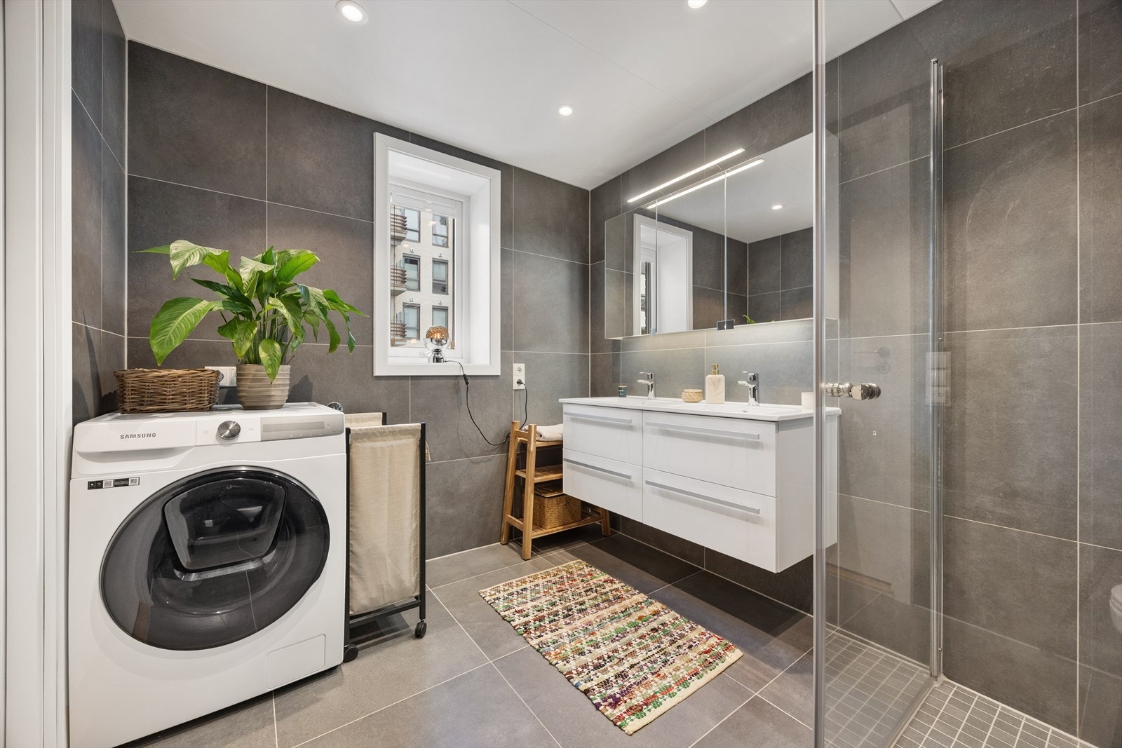 Det største badet fungerer også som vaskerom med opplegg for vaskemaskin. Galleribilde