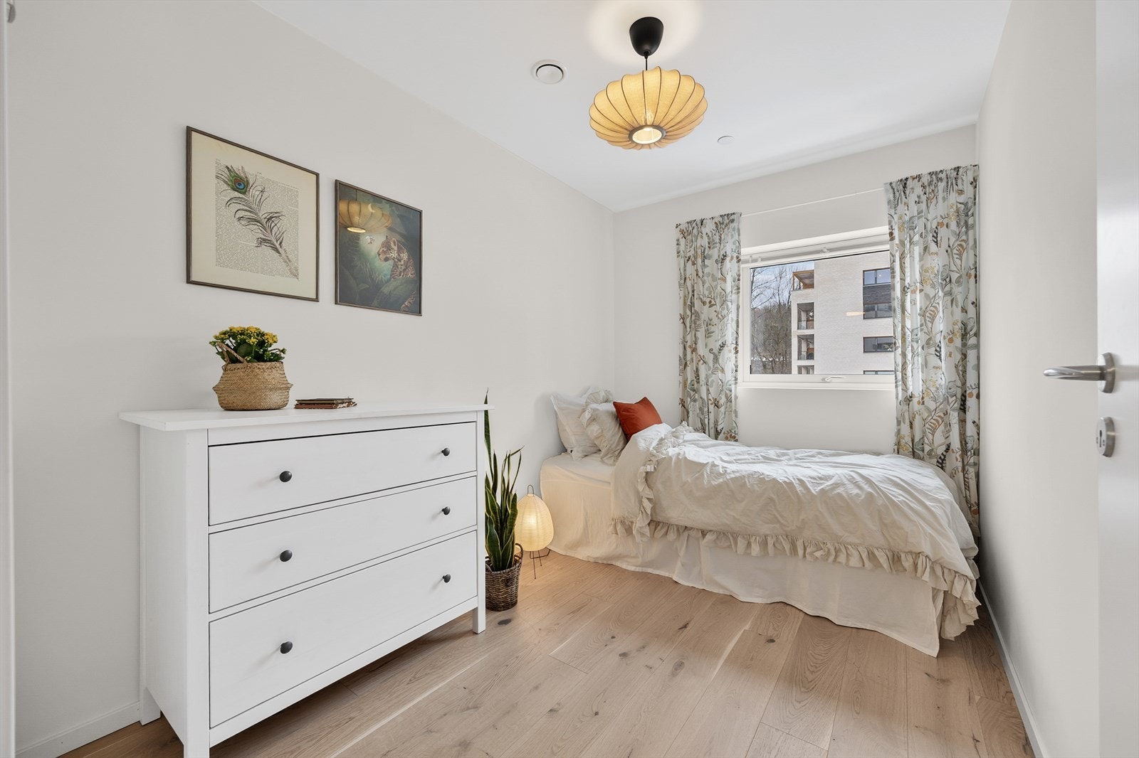 Leilighetens andre soverom har god plass til seng og garderobeløsning. Galleribilde