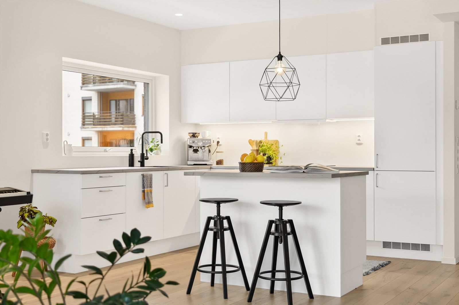 Alle hvitevarer, inkludert kjøl/fryseskap og oppvaskmaskin, er integrert i innredningen. Galleribilde