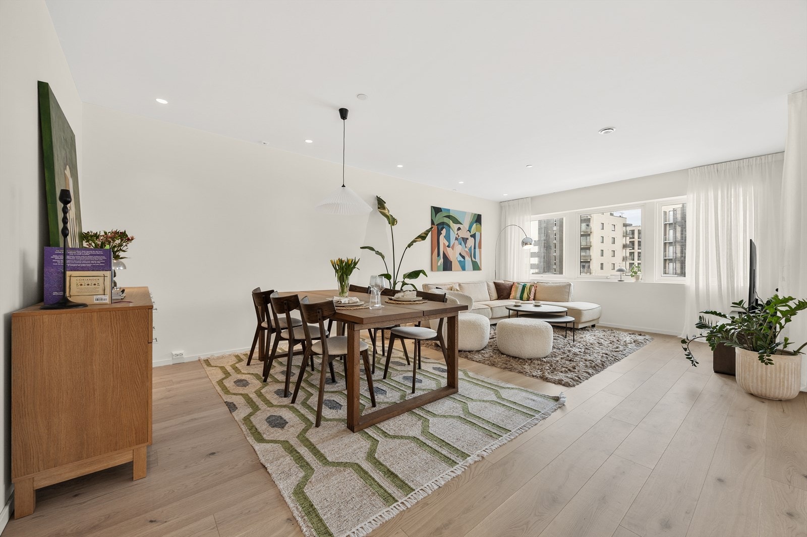 Spisestuen har en naturlig plassering med kort vei til kjøkkenet. Galleribilde