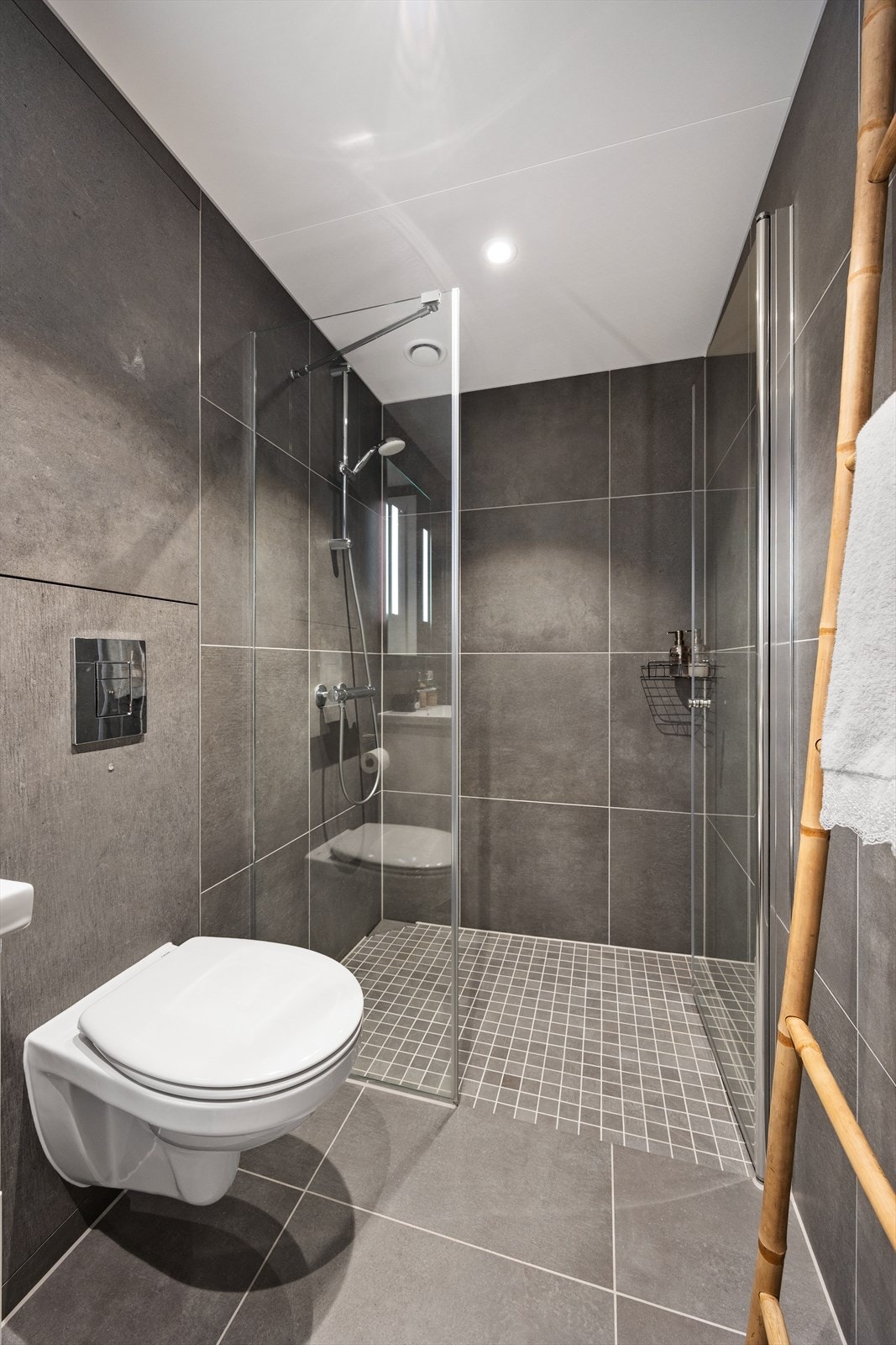 Moderne og innbydende bad i naturtoner. Galleribilde