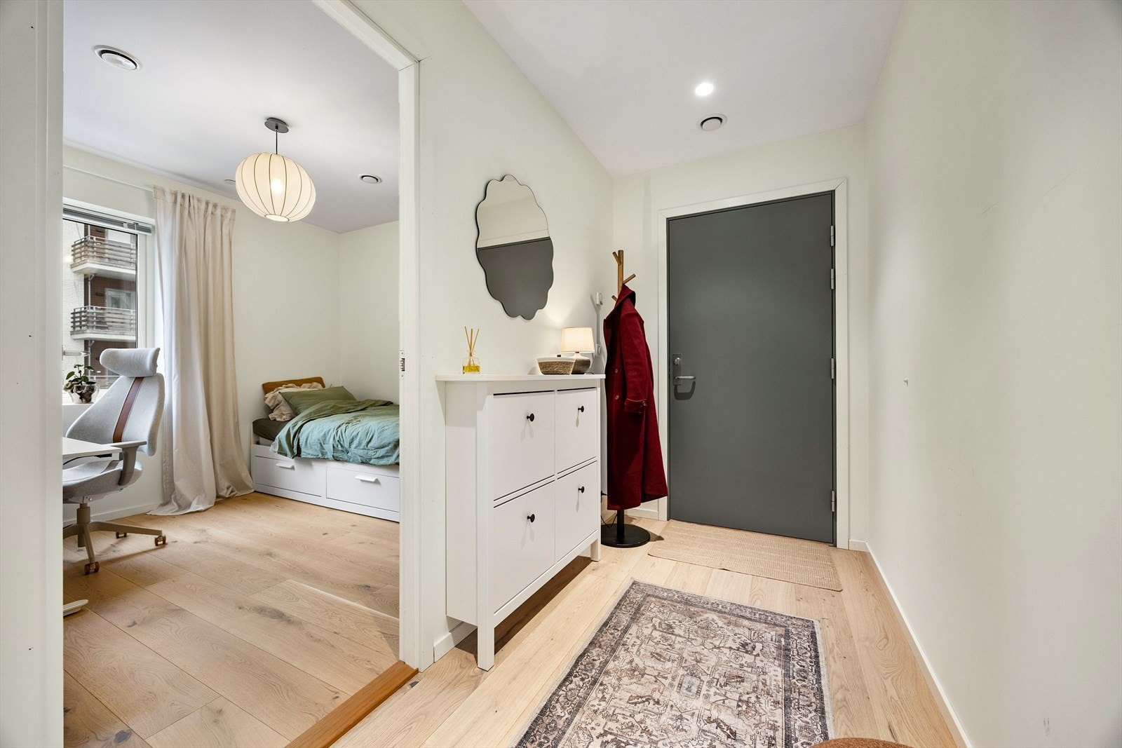 Gangen gir adkomst til ett av soverommene og leder videre inn i leilighetens hoveddel. Galleribilde