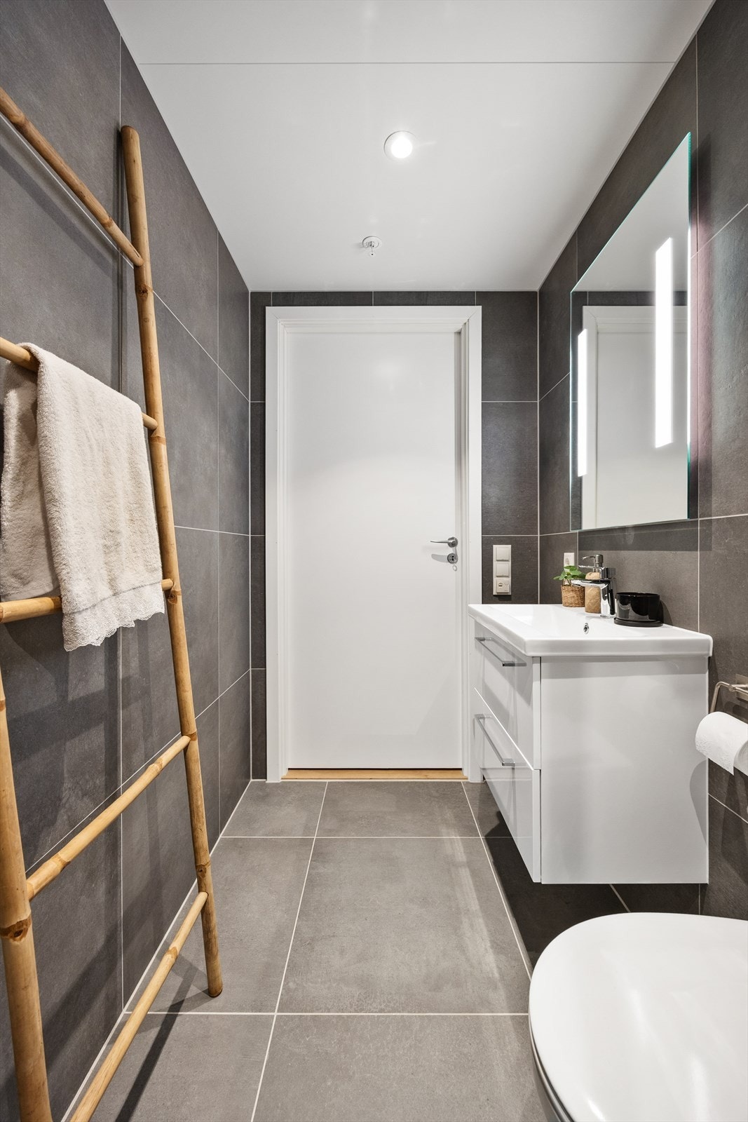 Det er varmekabler i gulv og downlights i tak. Galleribilde