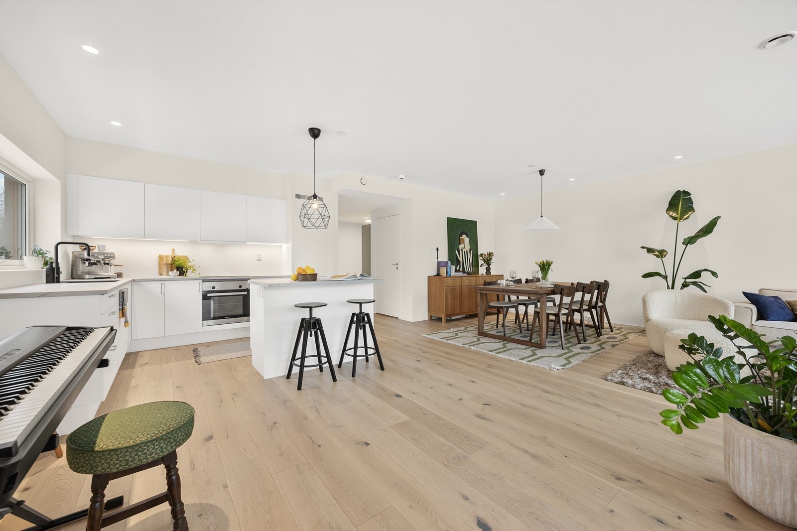 Den gjennomgående eikeparketten og de malte flatene gir et helhetlig og moderne uttrykk. Galleribilde