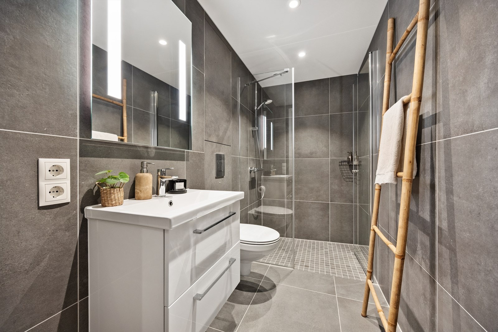 Fra entréen er det adkomst til det ene badet. Galleribilde