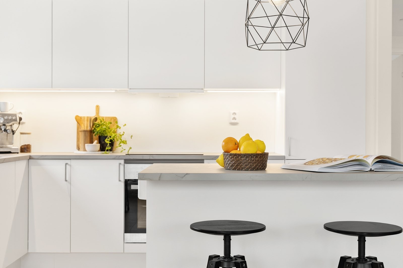 Den praktiske kjøkkenøya gir ekstra arbeidsflate og en uformell spiseplass. Galleribilde