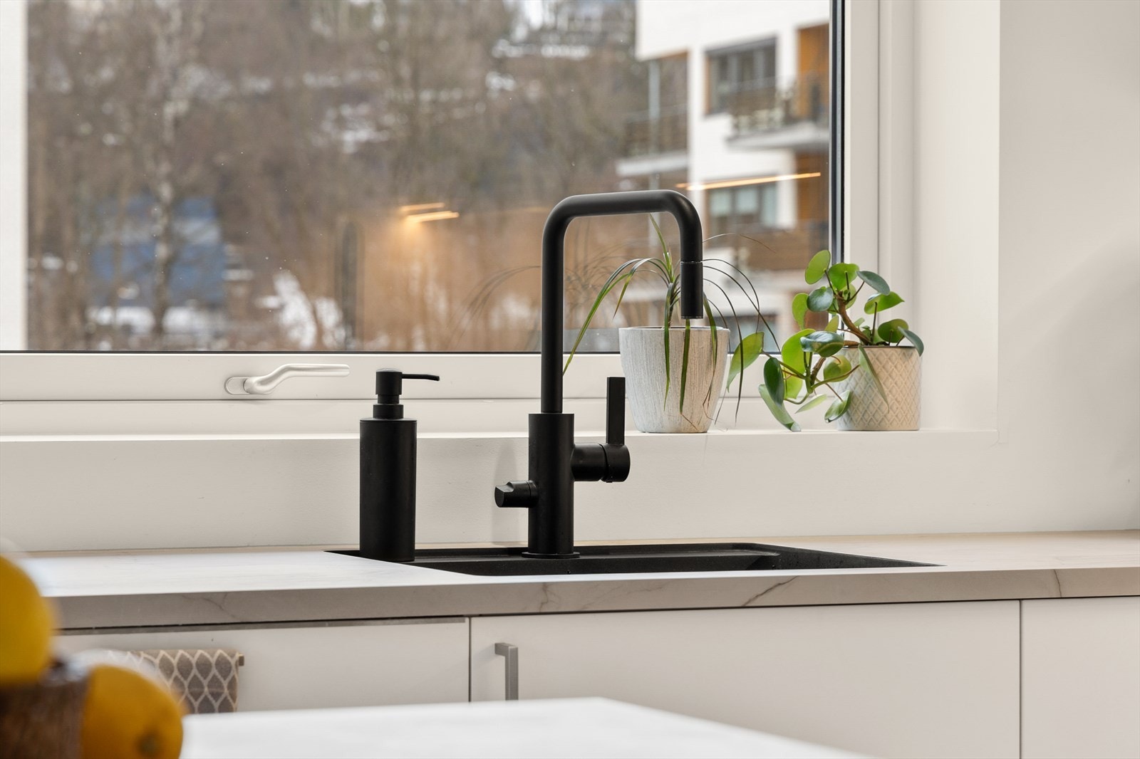 Kjøkkenet er utstyrt med komfyrvakt og vannstoppsystem for økt sikkerhet. Galleribilde