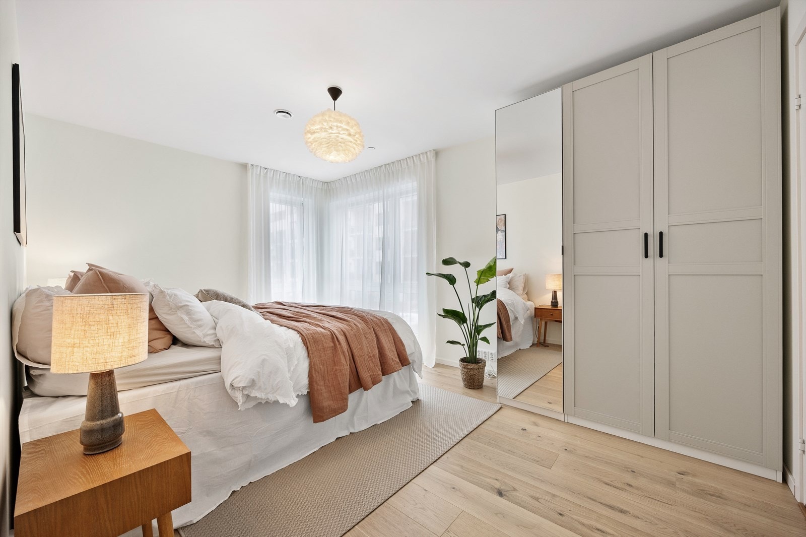 En romslig skyvedørsgarderobe med speilfronter gir rikelig med lagringsplass. Galleribilde