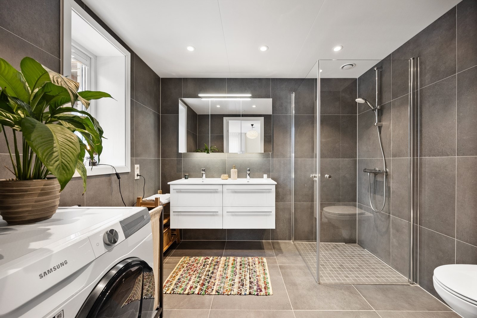 Bad 2 har adkomst fra hovedsoverommet. Galleribilde