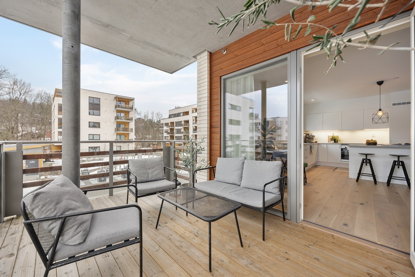 Balkongen er en fin forlengelse av stuen, med god plass til utemøbler. Galleribilde